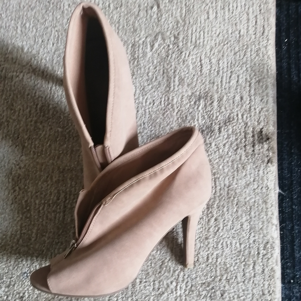 Peek-a-boo heels - Picture 3 of 4